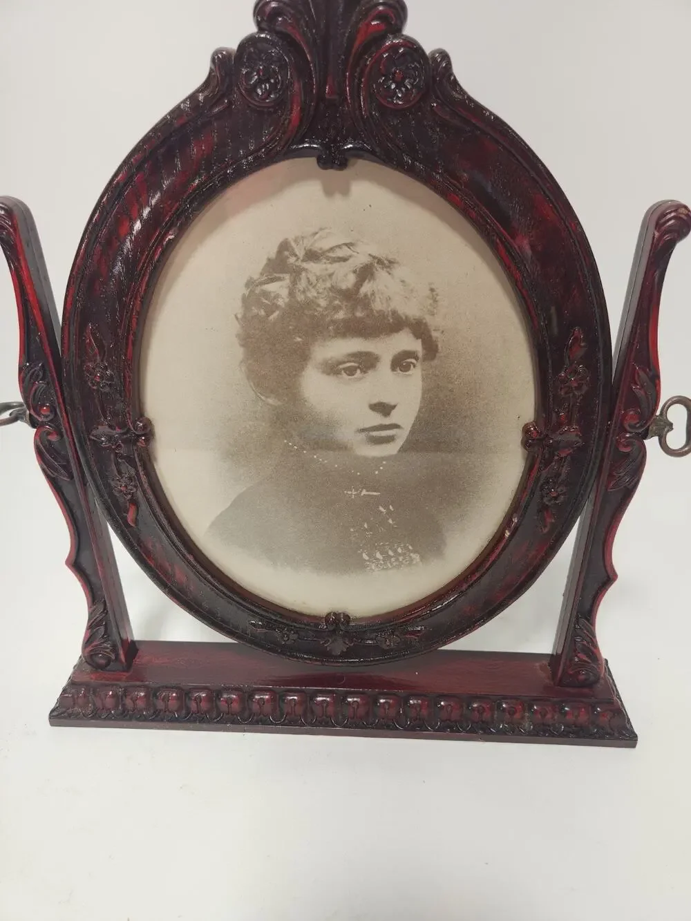 Vintage Victorian Style Revolving Oval Picture Frame Faux Mahogany Tabletop 9x7